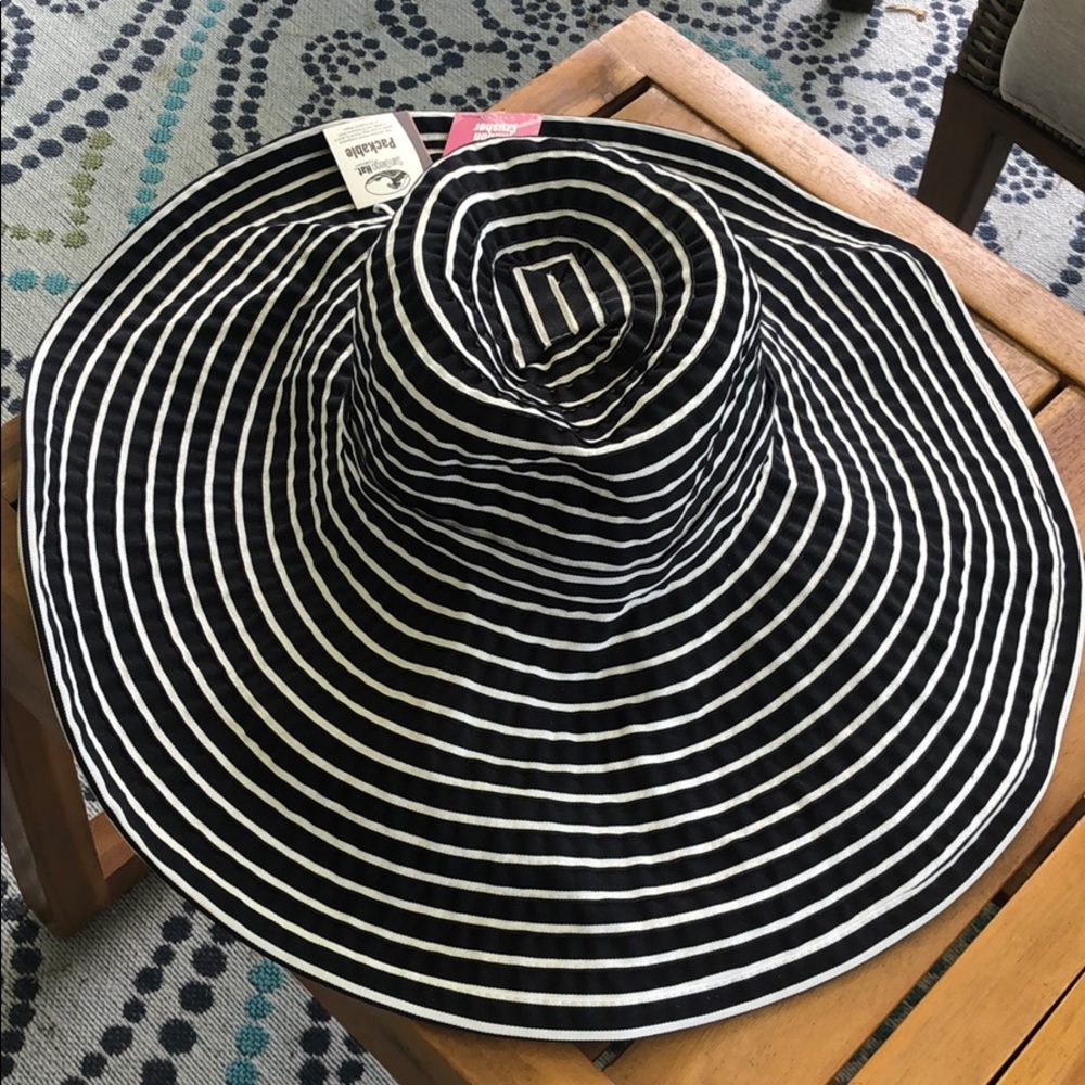 NWT UPF 50+ Floppy Hat black/White